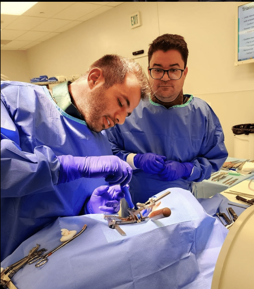 Dr. Gustavo Ribeiro em cirurgia de coluna